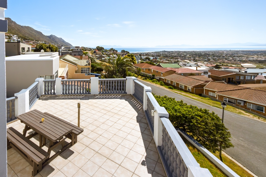 5 Bedroom Property for Sale in Mountainside Western Cape